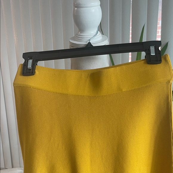 Junee , Elegant Mustard Yellow Skirt size S - Picture 3 of 5